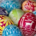 Los huevos de Pascua, el conejo y Cristo resucitado